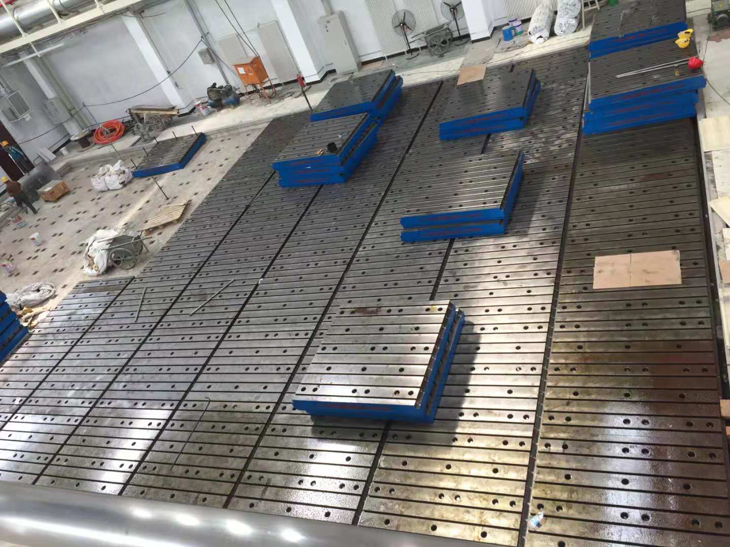 大規(guī)模鑄鐵平臺(tái)安裝現(xiàn)場(chǎng)